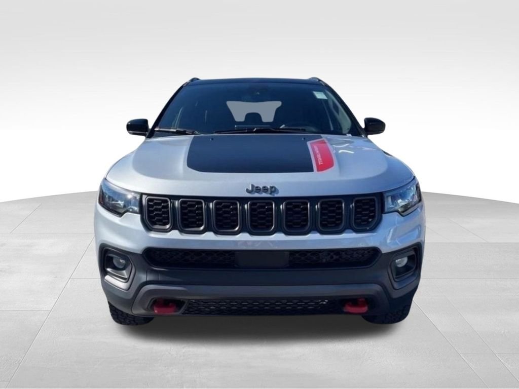 New 2026 Silver Zynith Metallic Clear-Coat Exterior Paint Jeep Trailhawk image 8