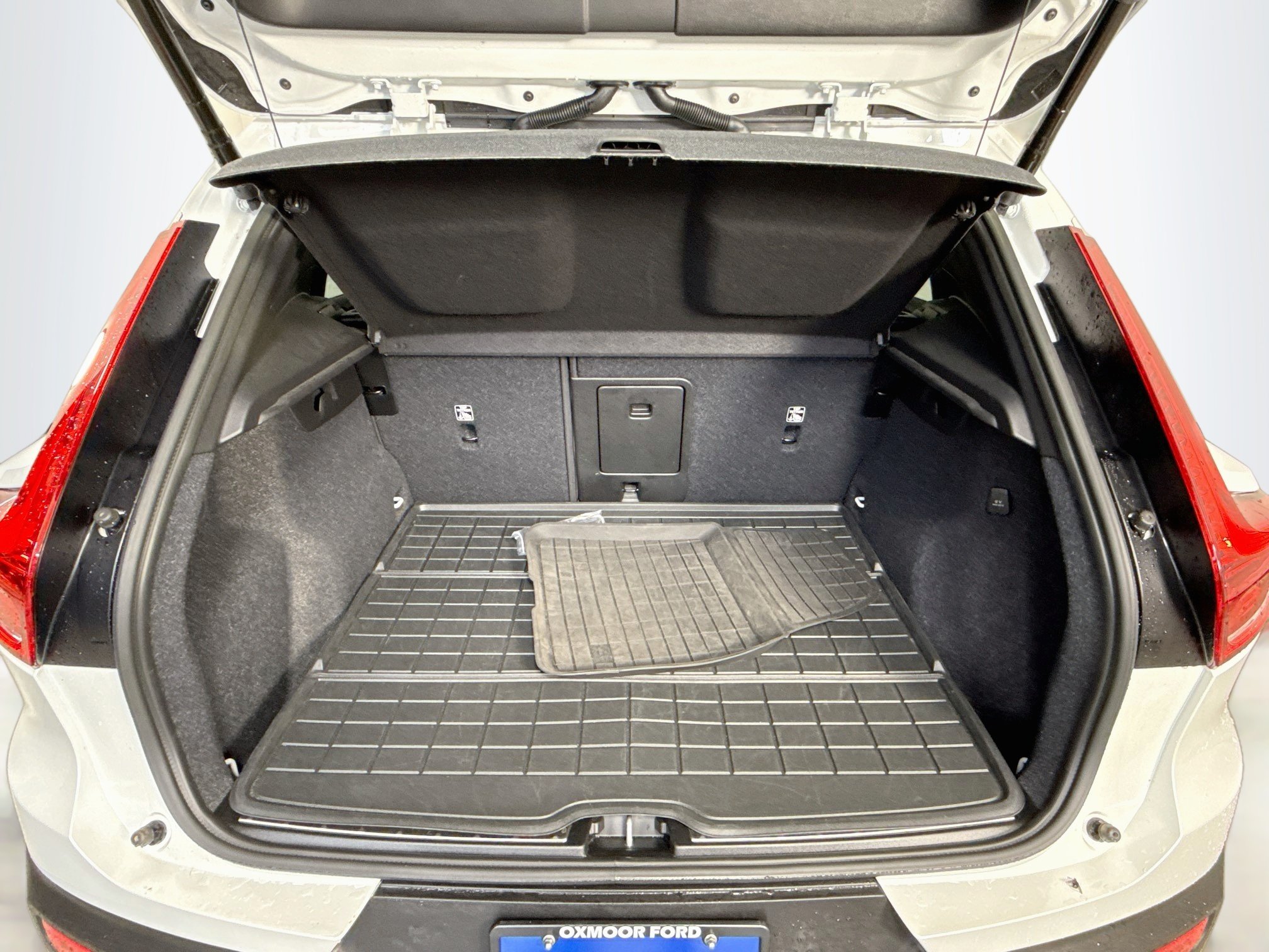 Used 2023 Crystal White Metallic Volvo Plus Bright Theme image 27