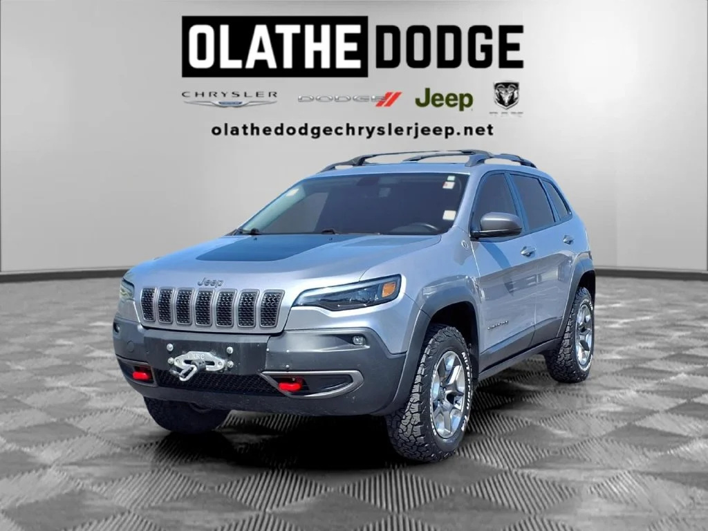 Used 2019 Silver Jeep Trailhawk image 1