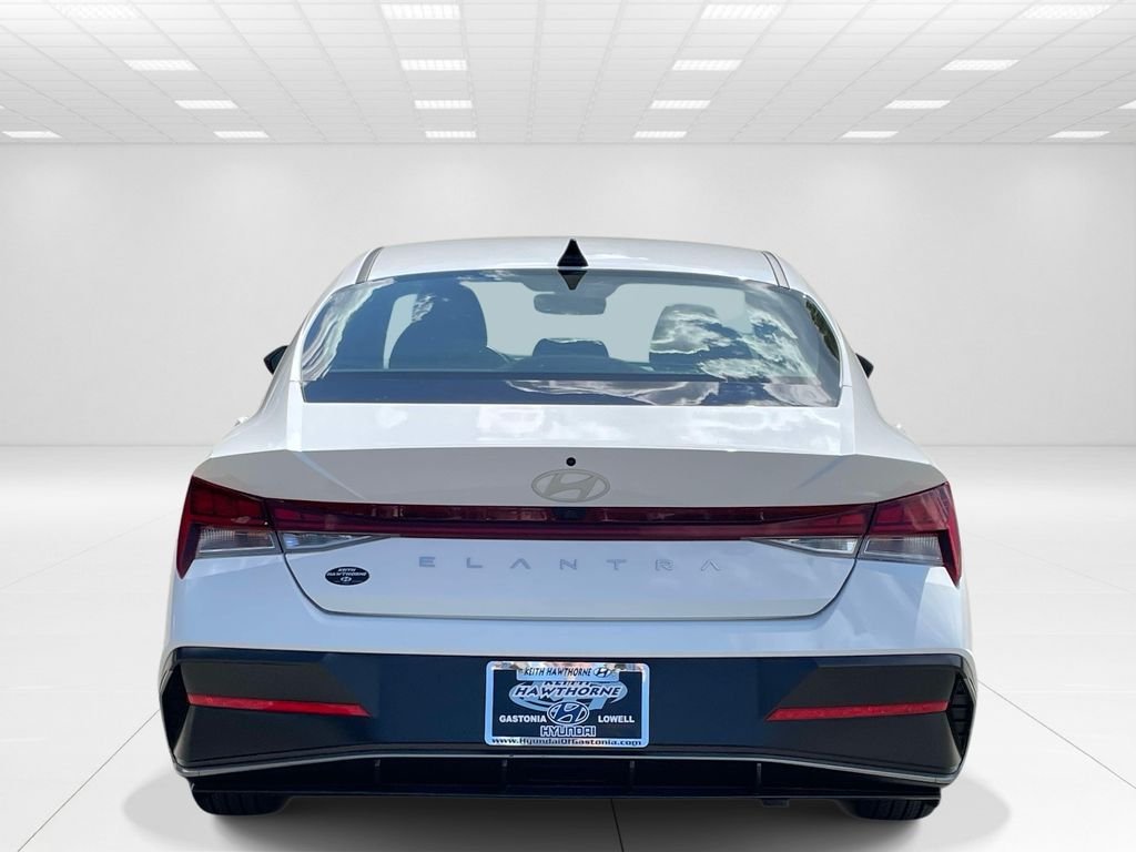 Certified Used 2025 White Hyundai SEL Convenience image 5