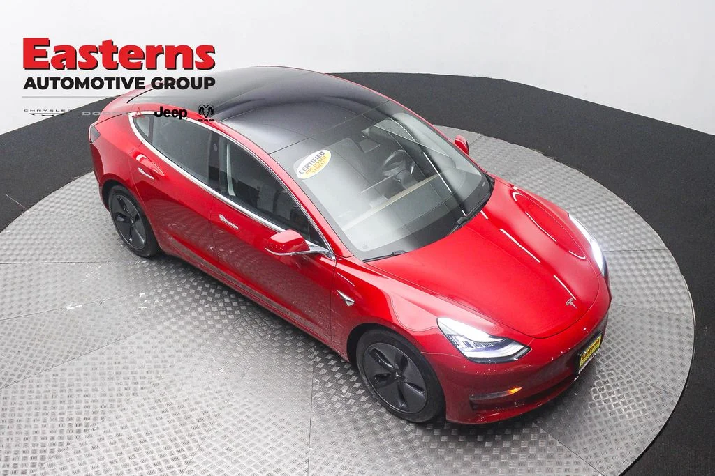Used 2018 Red Tesla Long Range image 3