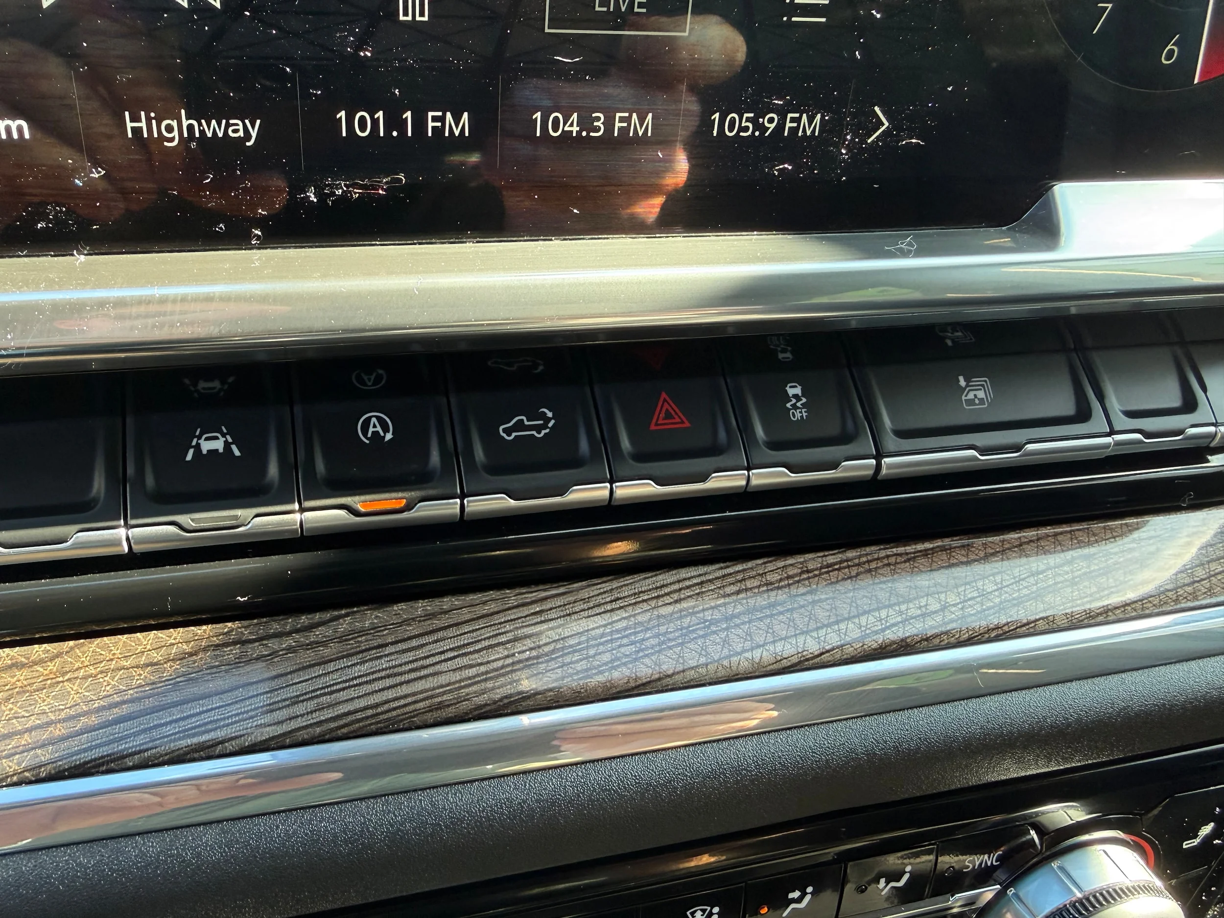 Used 2025 Summit White GMC Elevation image 22