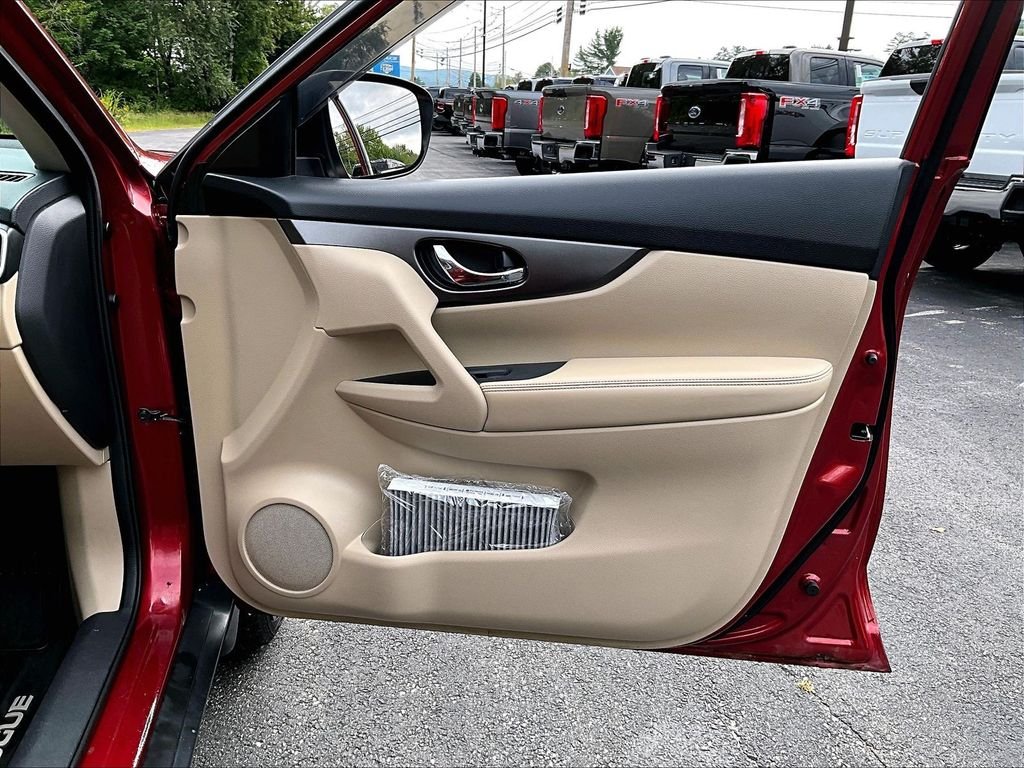Used 2016 Cayenne Red Nissan SV image 12