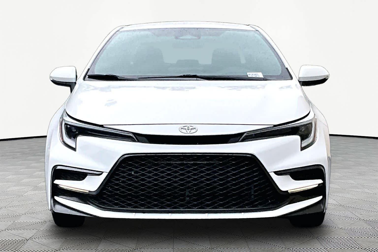 Used 2024 Ice Cap Toyota SE image 4