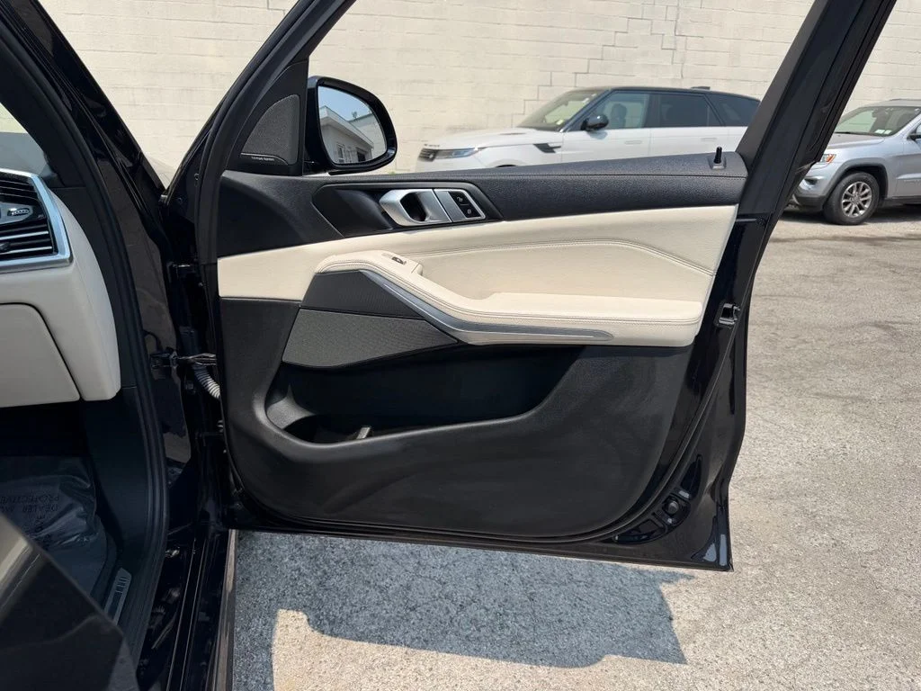 Used 2021 Black BMW xDrive40i image 12