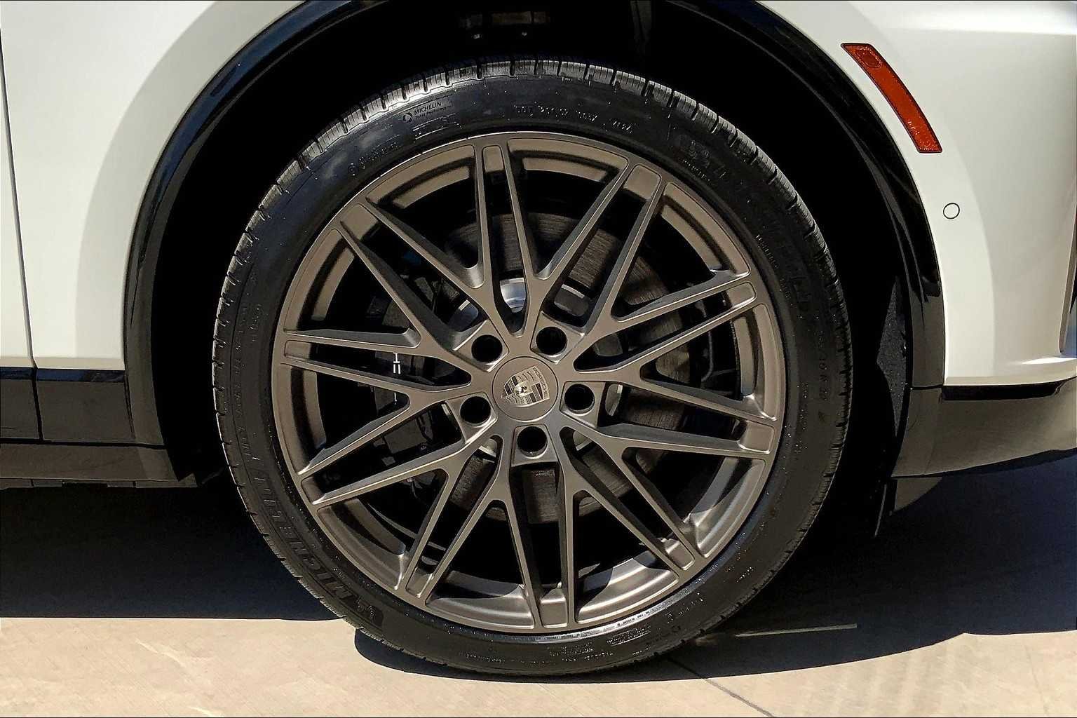 2025 Porsche Macan Turbo Electric - Photo 11