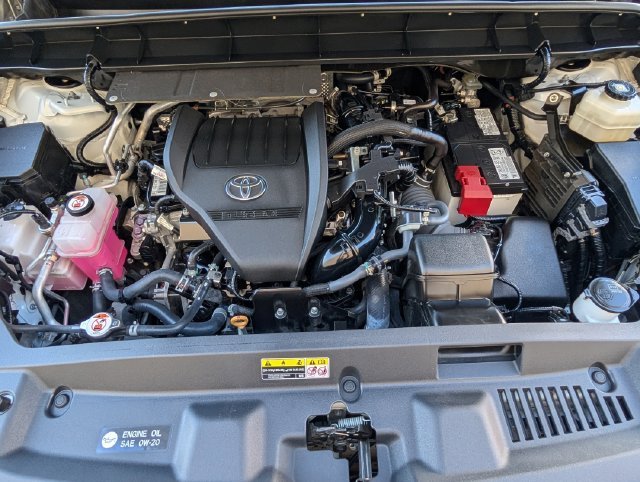 Used 2023 Off-white Toyota LE image 33
