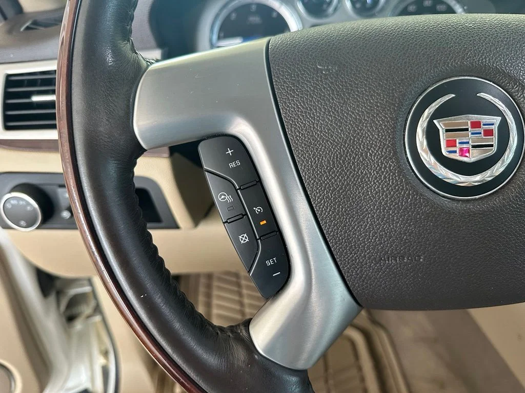 Used 2011 White Cadillac Premium image 17
