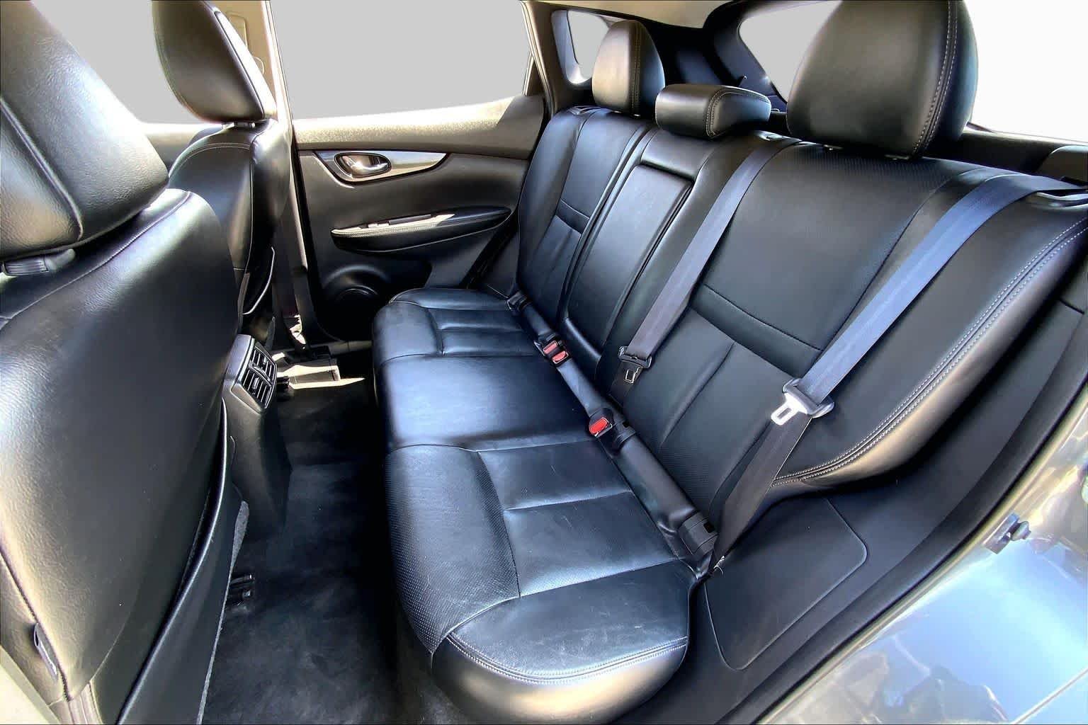 Used 2018 Gun Metallic Nissan SL image 20