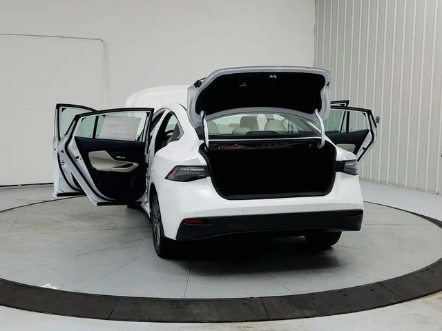 New 2026 White Nissan SL image 14