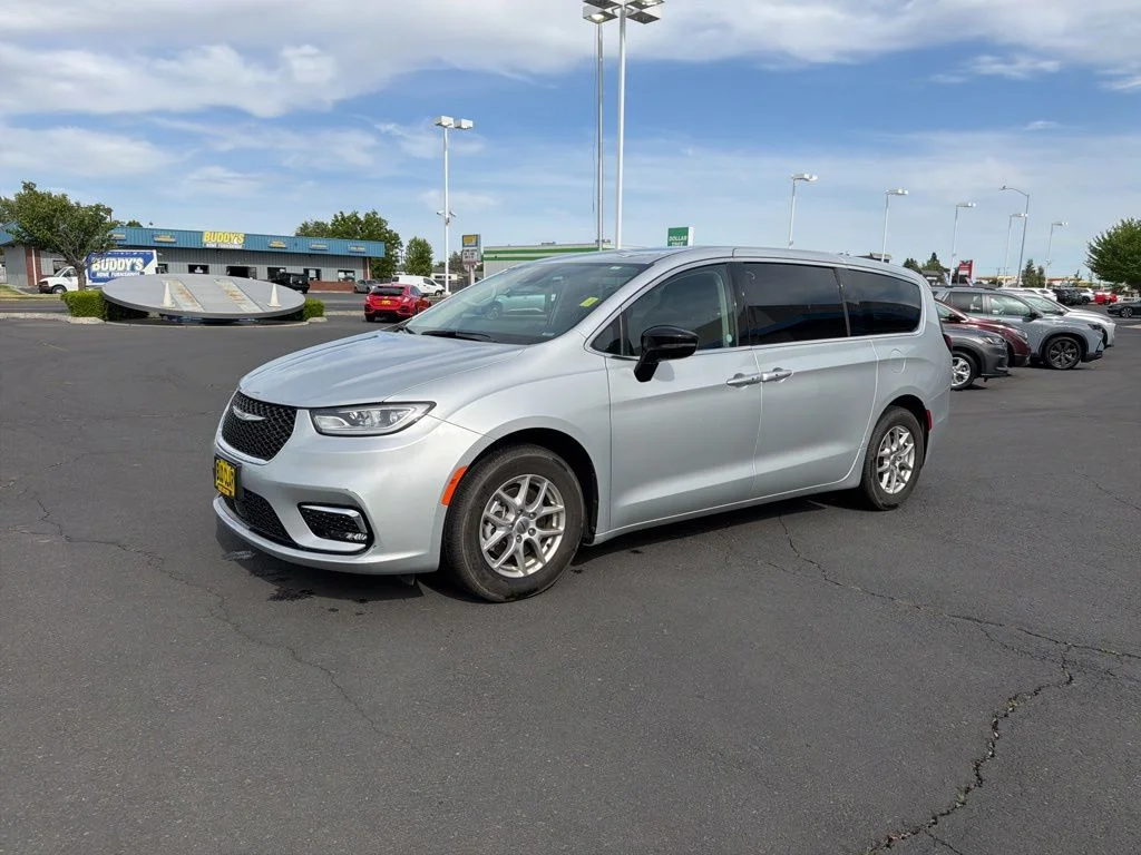 Used 2024 Silver Chrysler Touring L image 17