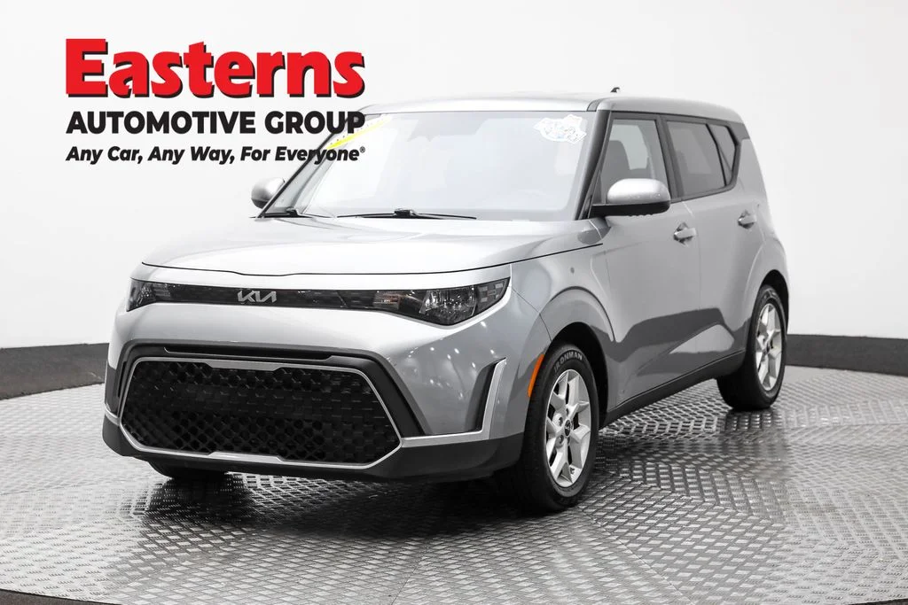 Used 2023  Kia LX image 1