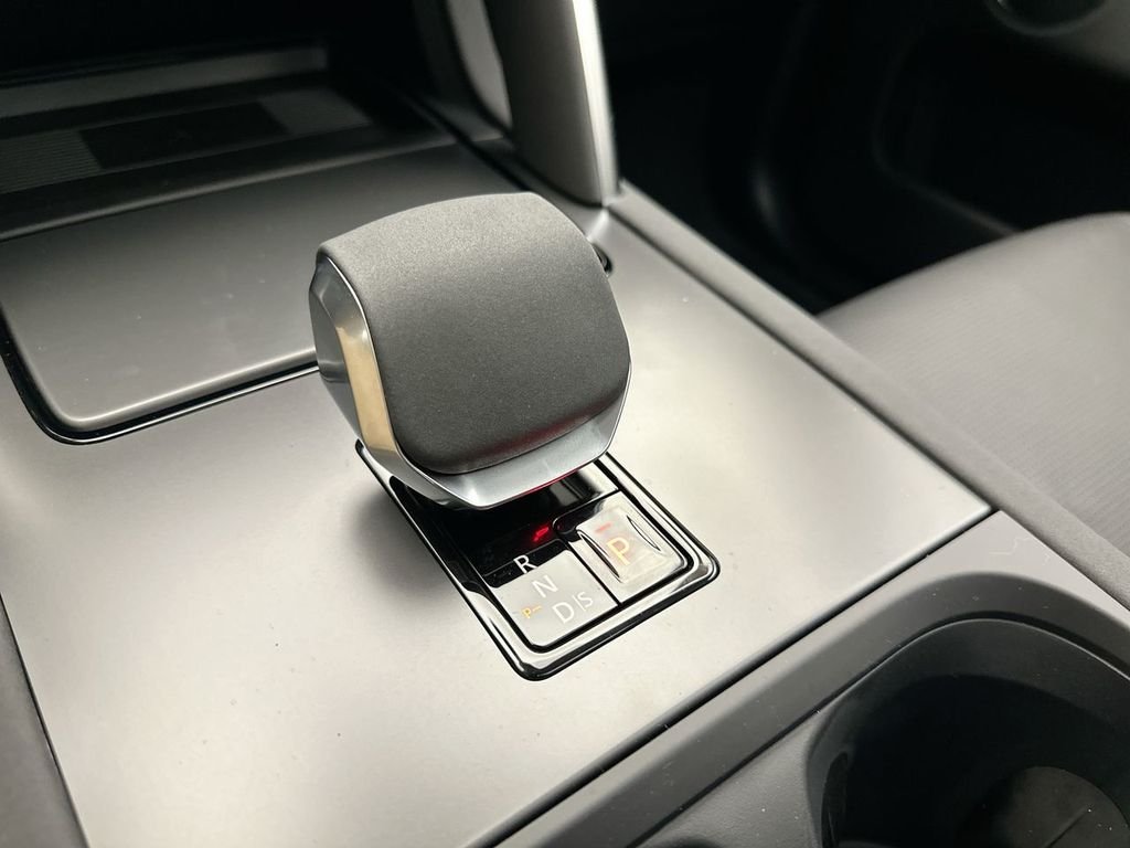 Used 2025 Fuji White Land Rover S image 12