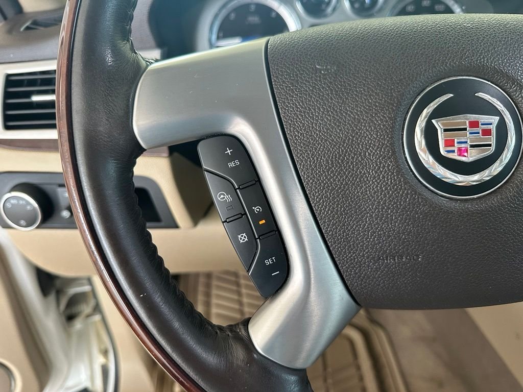 Used 2011 White Cadillac Premium image 17