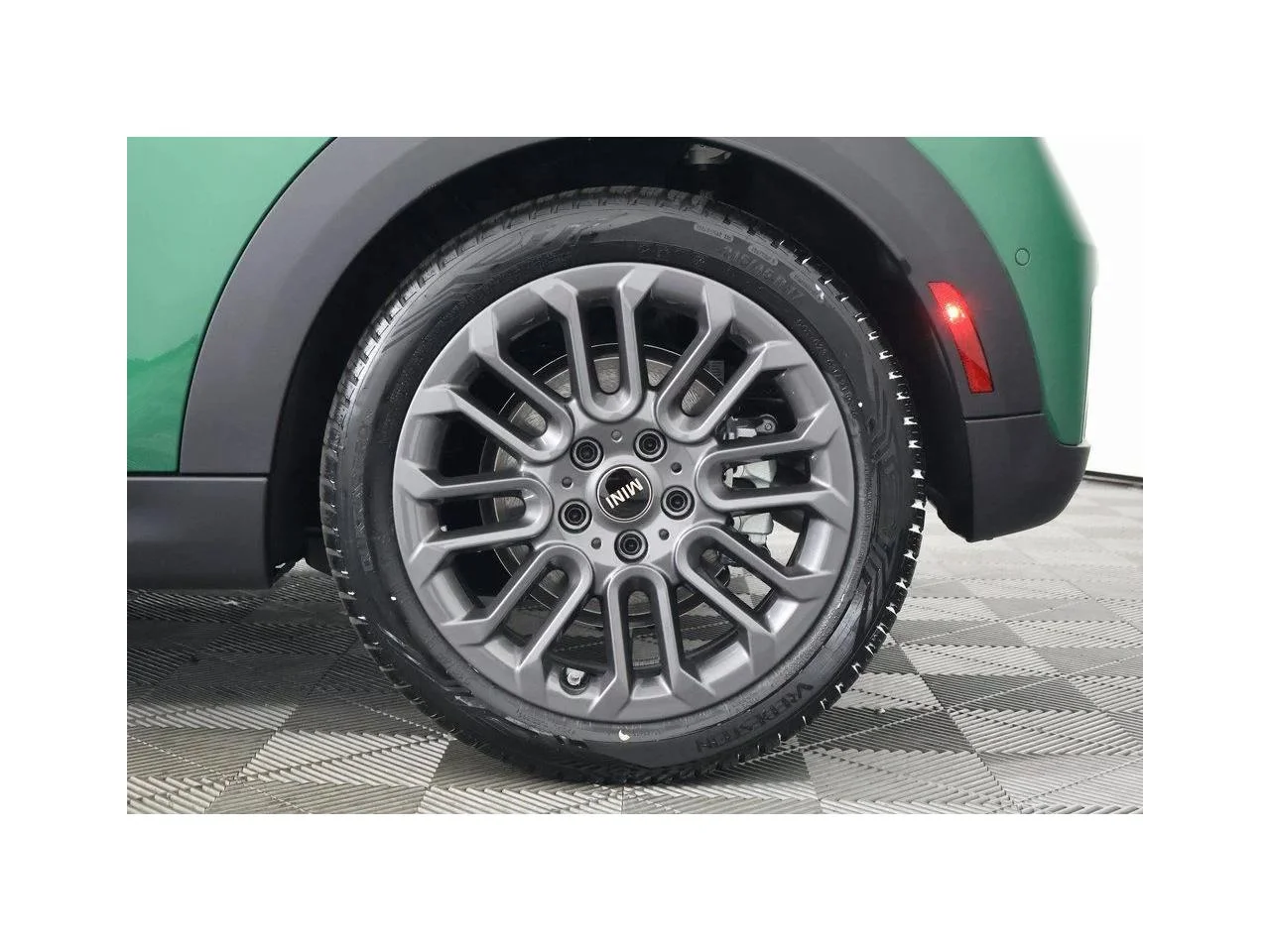 New 2026 British Racing Green IV Metallic MINI SIGNATURE PLUS image 10