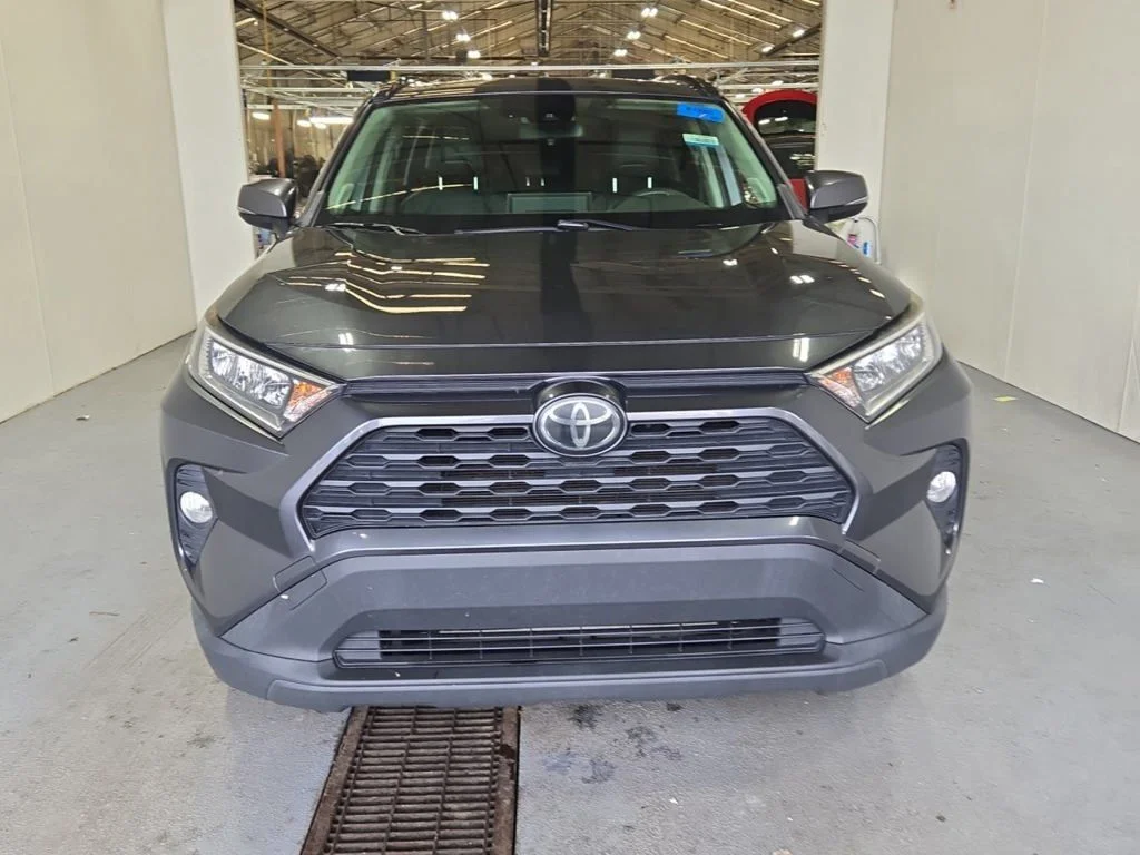 Used 2019 Gray Toyota XLE Premium image 6