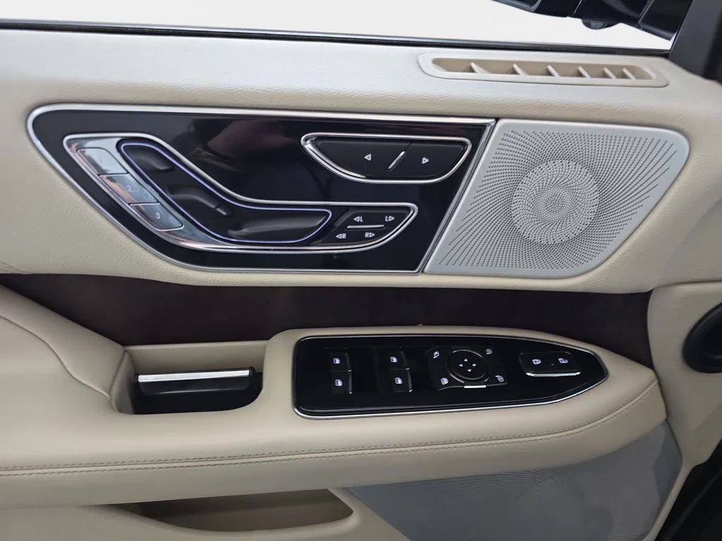 Used 2018 Velvet Lincoln Reserve image 28