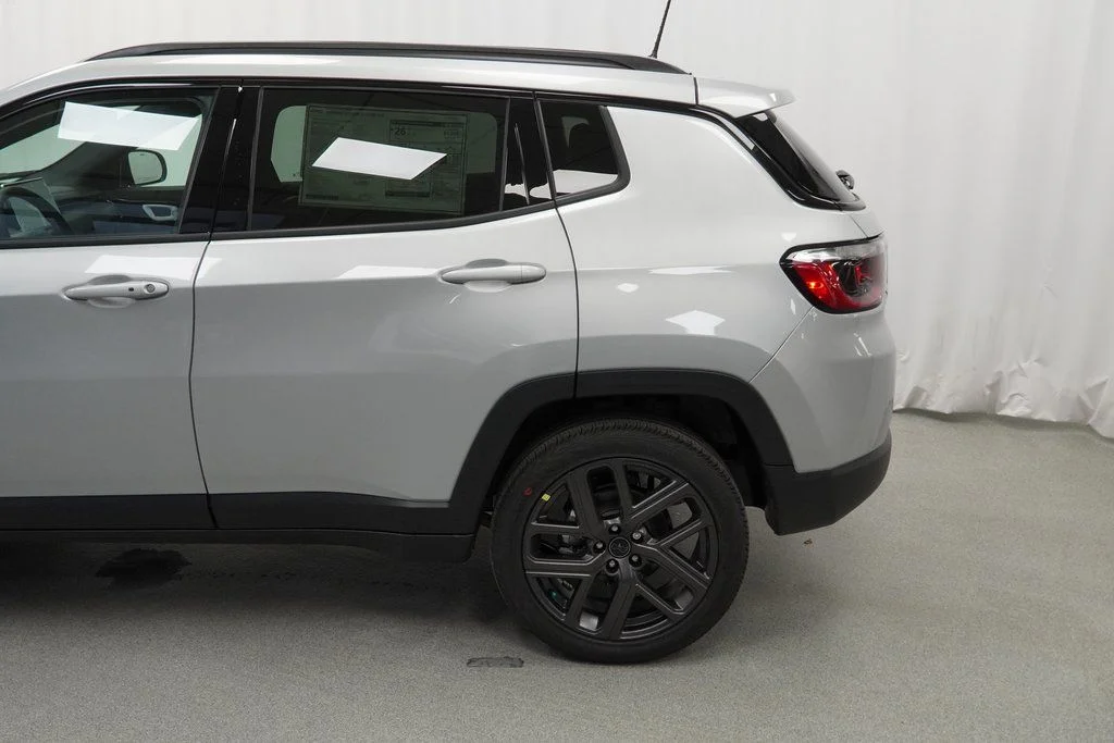 New 2026 Silver Zynith Metallic Clear-Coat Exterior Paint Jeep Latitude image 16