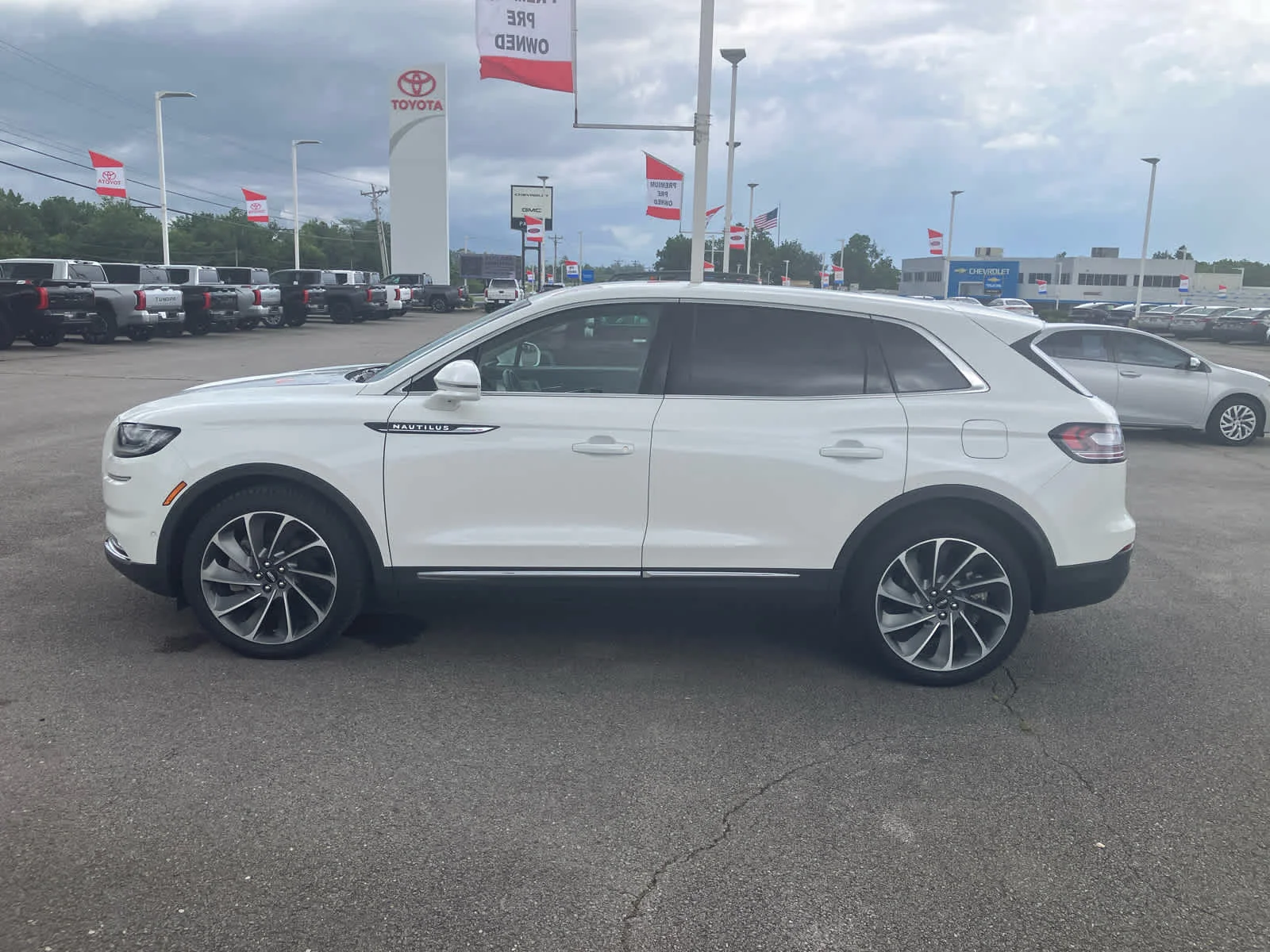 Used 2023 Pristine White Metallic Tri-Coat Lincoln Reserve image 4