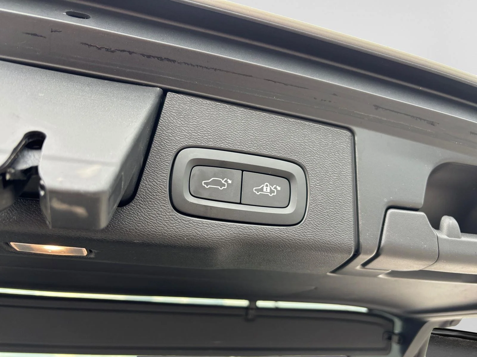 Used 2024 Crystal White Metallic Volvo Plus Dark Theme image 46