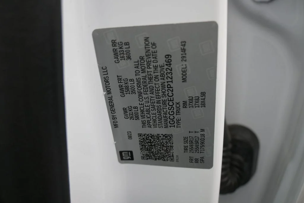 Used 2023 Summit White Chevrolet LT image 15