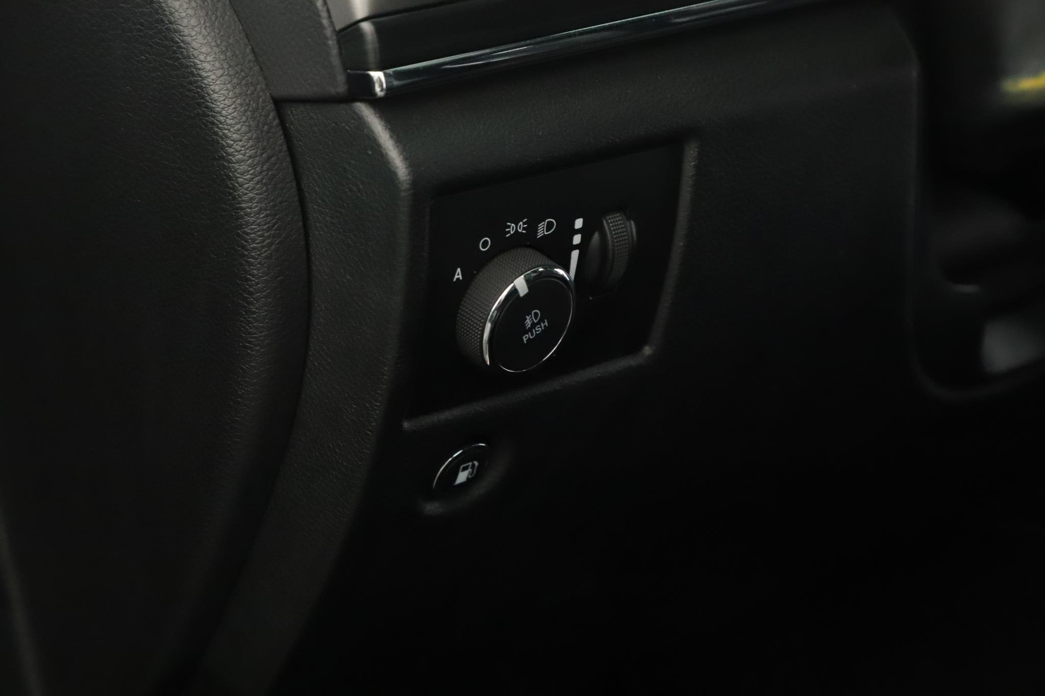 Used 2019 Slate Blue Pearlcoat Jeep Limited 4x4 image 9