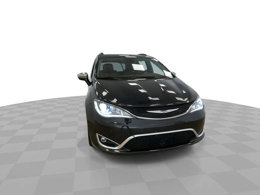 Used 2019 Brilliant Black Crystal Pearl Coat Chrysler Limited image 4
