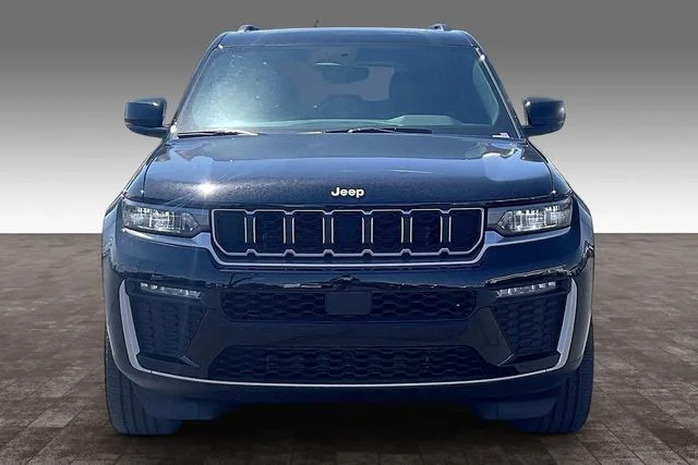 New 2026 Diamond Black Crystal Pearl-Coat Exterior Paint Jeep Limited image 14