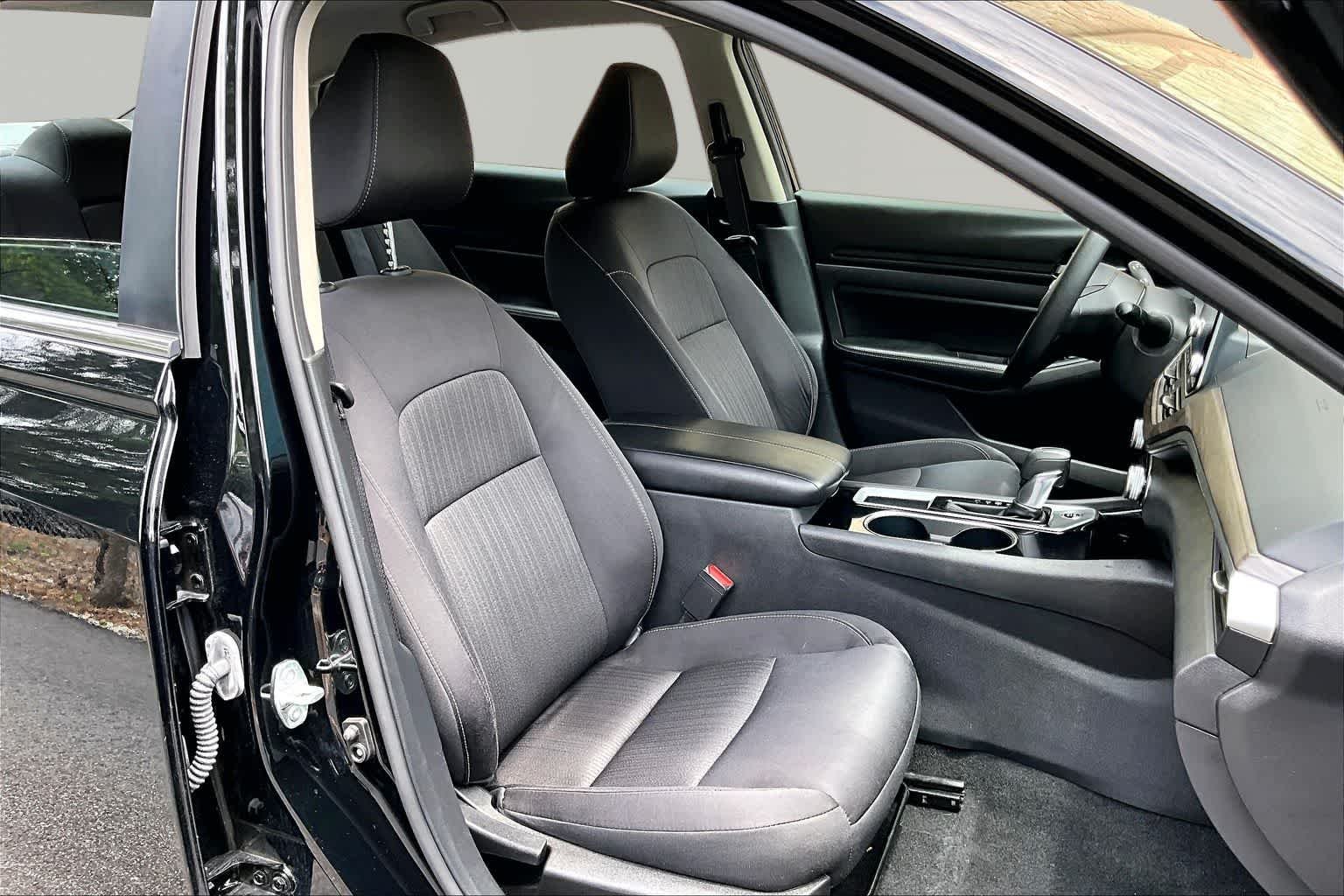 Used 2024 Super Black Nissan 2.5 SV image 9