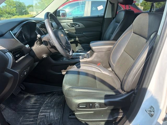 Used 2021 IRIDESCENT PEARL TRICOAT Chevrolet Premier image 3