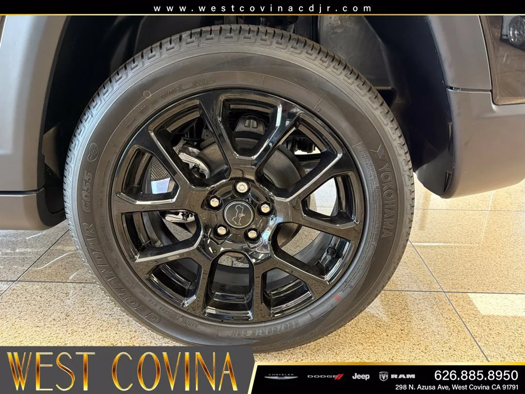 New 2026 Diamond Black Crystal Pearl-Coat Exterior Paint Jeep Latitude image 9