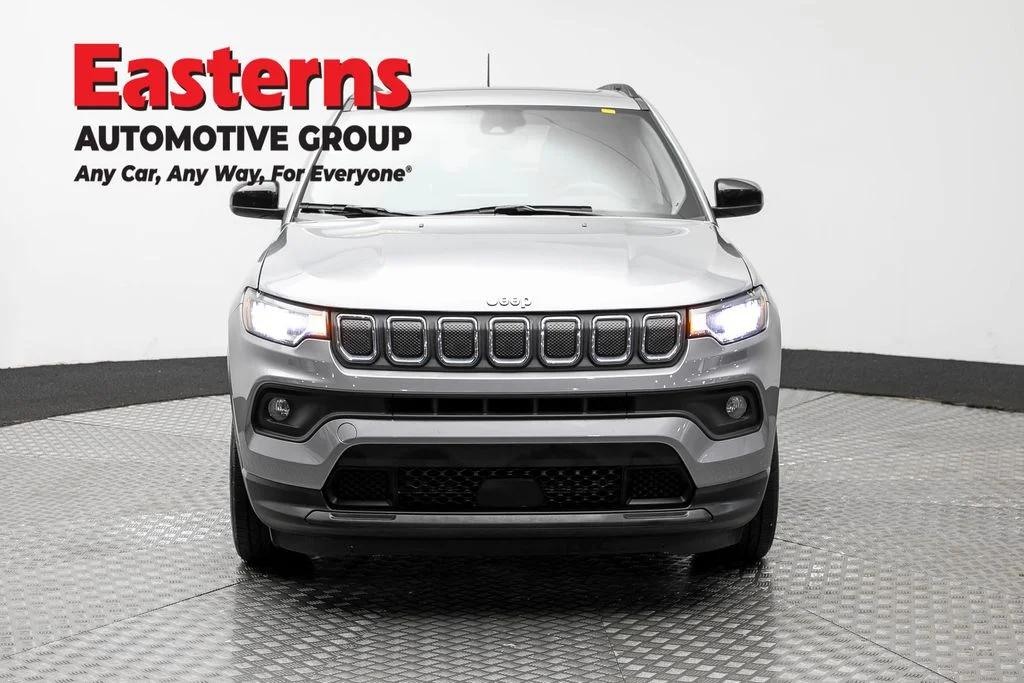 Used 2022 Silver Jeep Latitude image 2