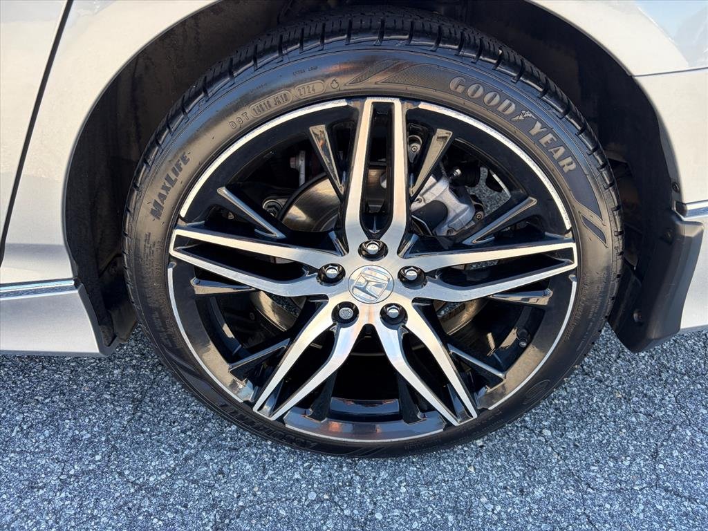 Used 2021 Lunar Silver Metallic Honda Touring image 23