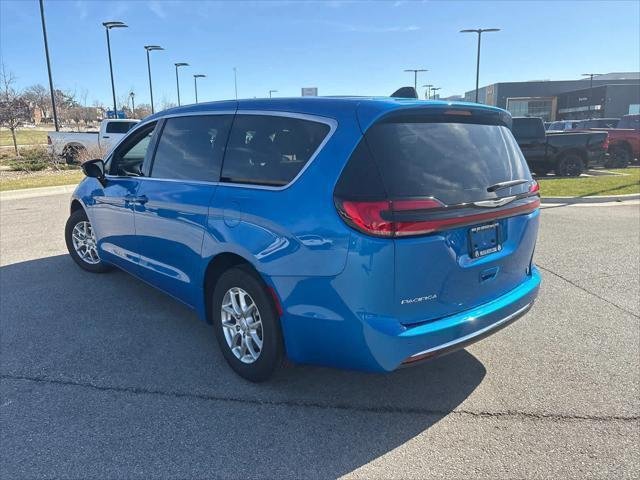 New 2026 Hydro Blue Pearl-Coat Exterior Paint Chrysler Select image 7