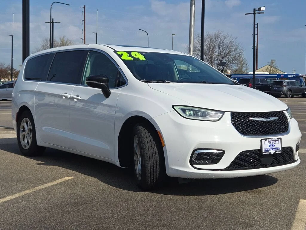 Used 2024 White Chrysler Limited image 5