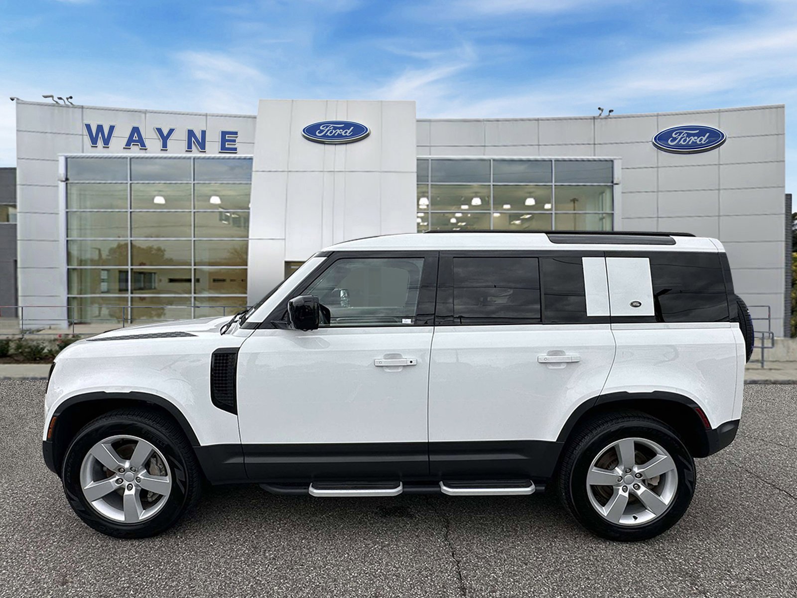 Used 2022  Land Rover SE image 7