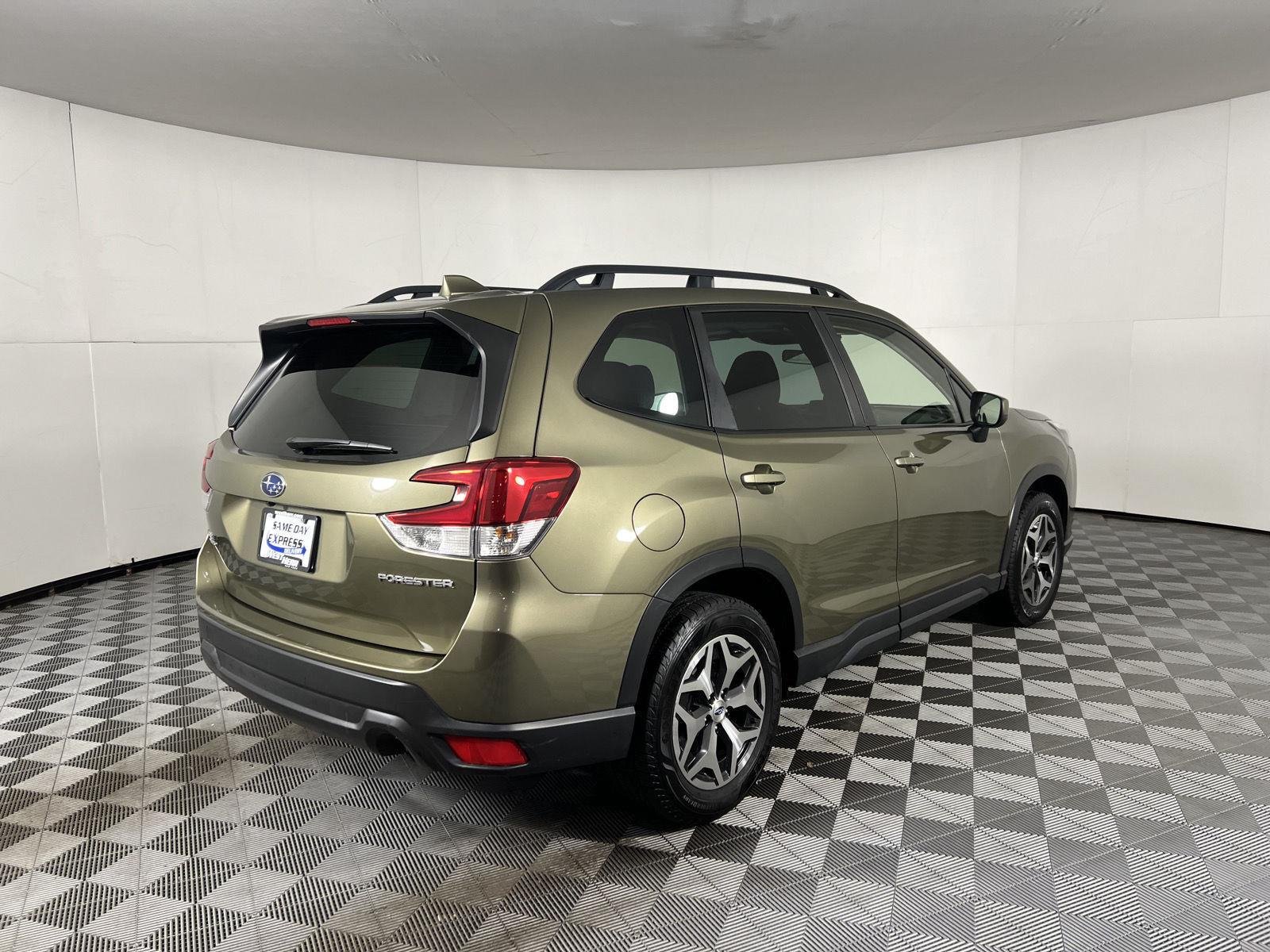 Certified Used 2022 Autumn Green Metallic Subaru Premium image 17