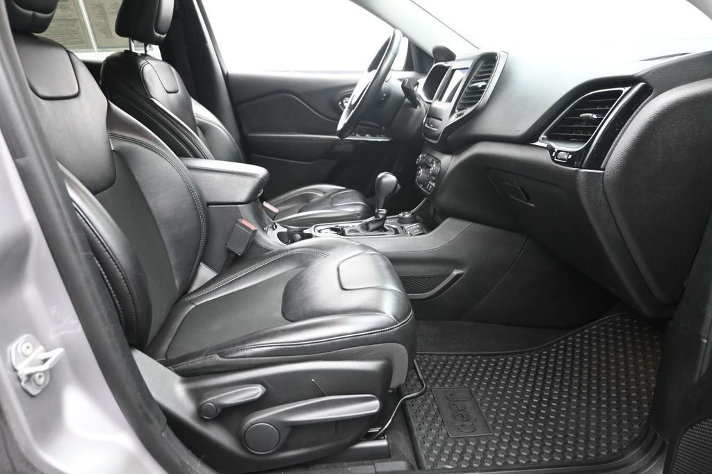Used 2019 Silver Jeep Latitude Plus image 9