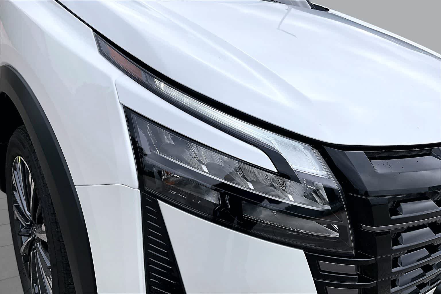 New 2026 Everest White Pearl TriCoat / Super Black Two-tone Nissan Platinum image 18