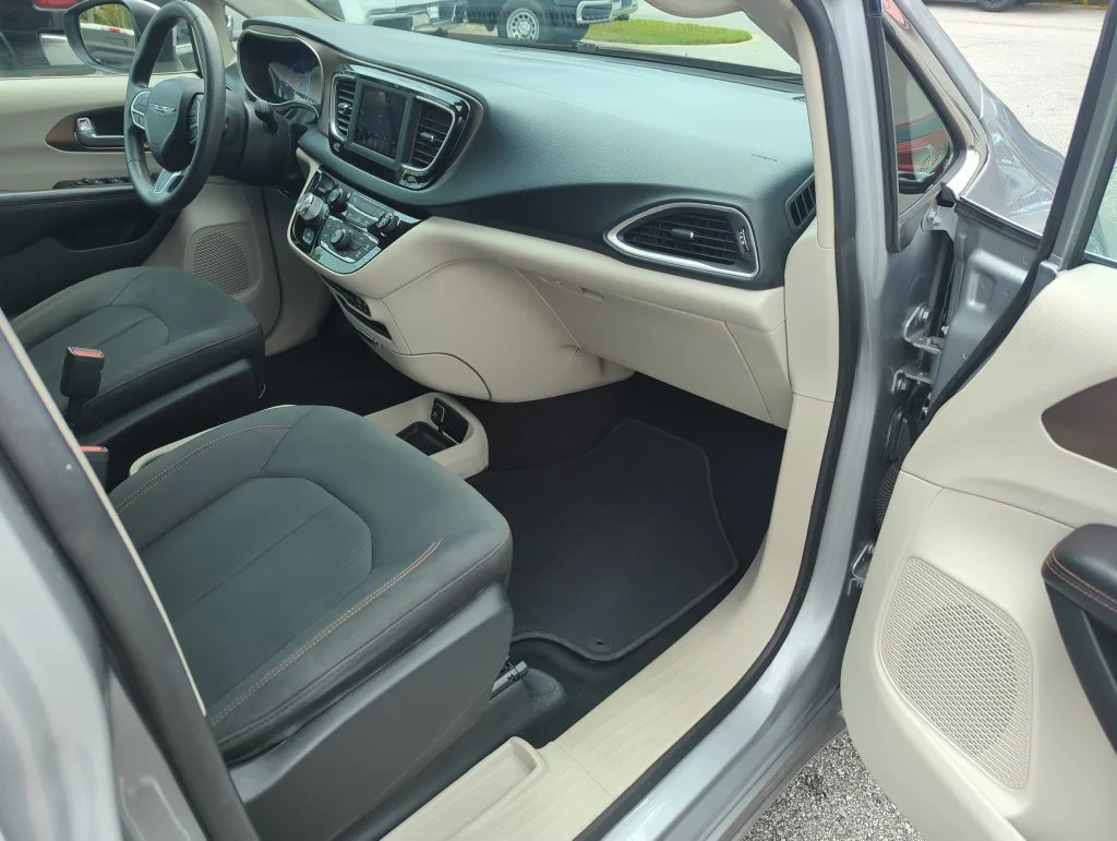 Used 2018 Silver Chrysler L image 32
