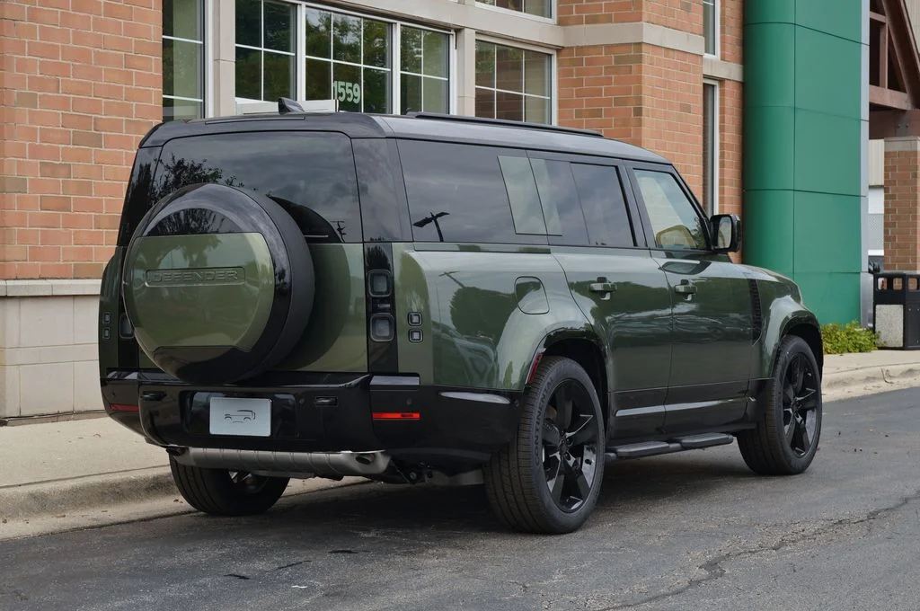 New 2026 Woolstone Green Land Rover X-Dynamic SE image 6