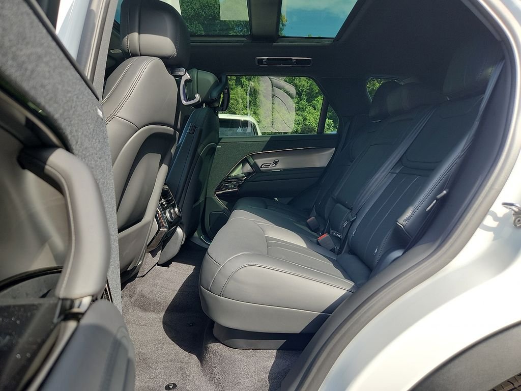 New 2026 Fuji White Land Rover SE image 5