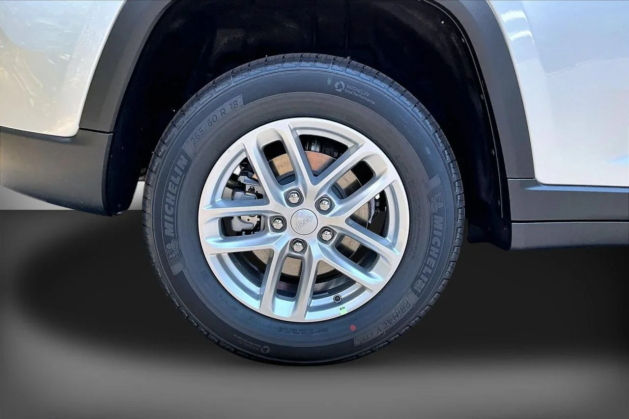 New 2026 Silver Zynith Jeep Laredo image 29
