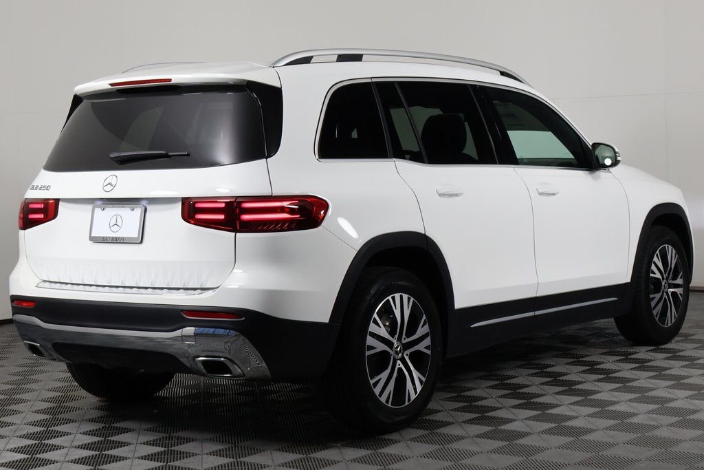 New 2026 Polar White Mercedes-Benz GLB 250 image 2