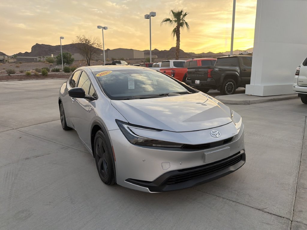 Used 2025  Toyota LE image 3