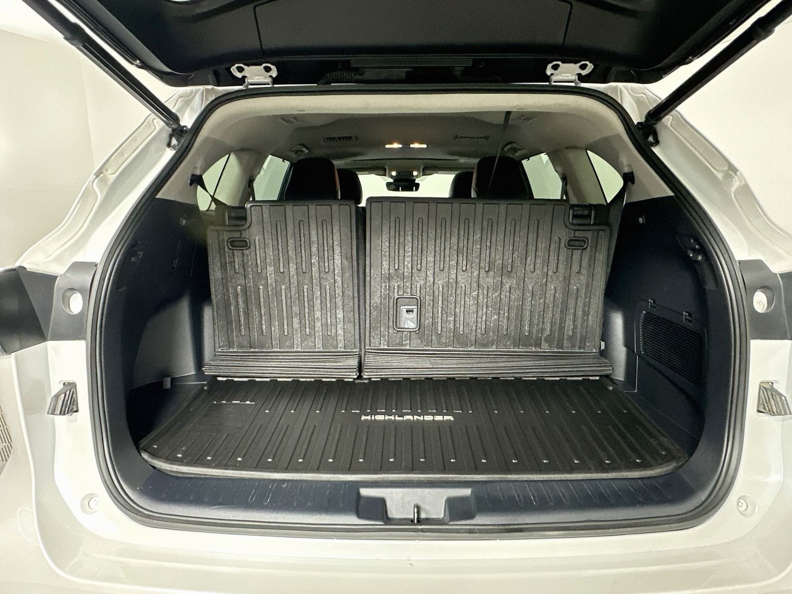 Used 2023 Pearl Toyota XLE image 27