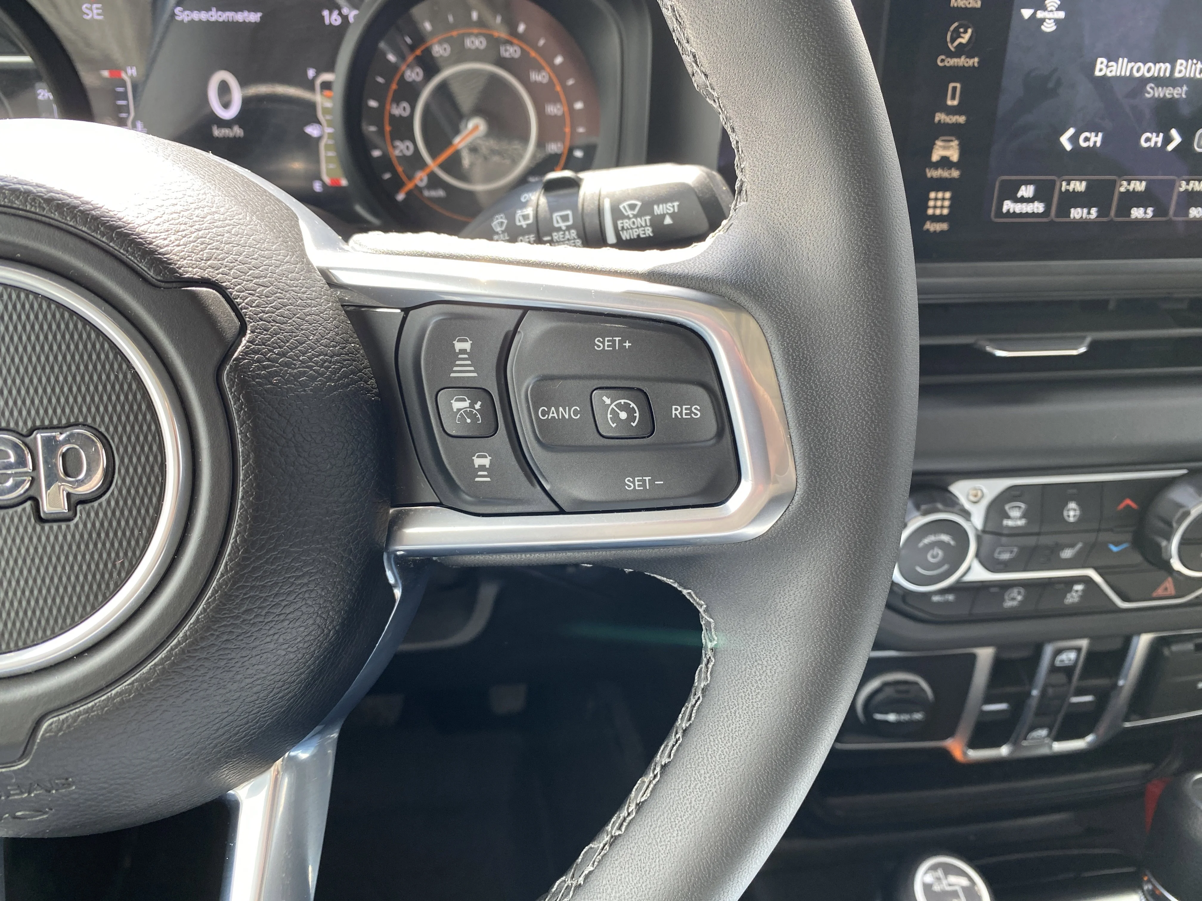 Used 2025 Black Jeep Sahara 4 Door 4x4 * 3.6L V6 * REMOTE STARTER * ADAPTIVE CRUISE * image 13
