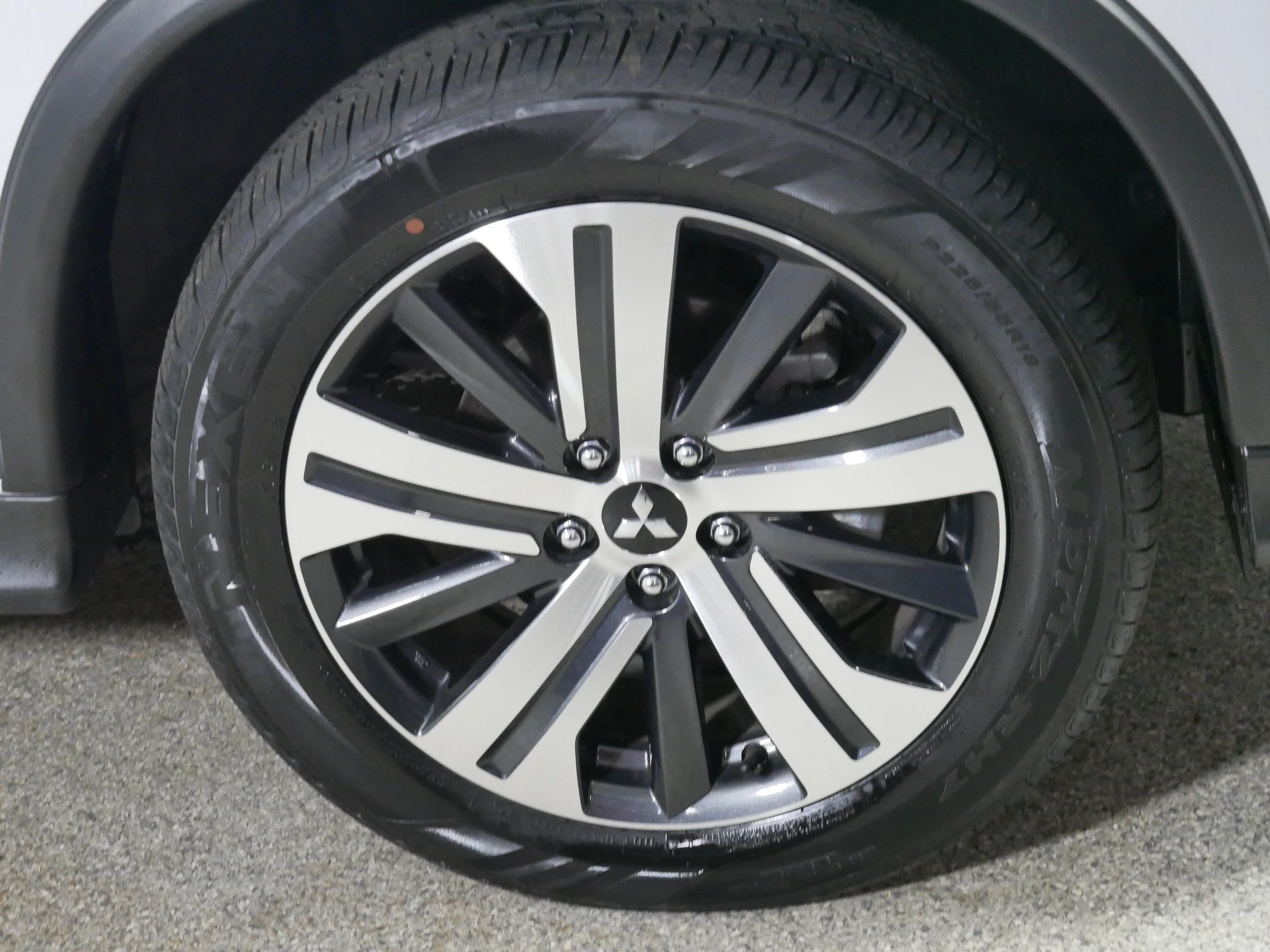 Used 2025 White Diamond Mitsubishi ES image 15