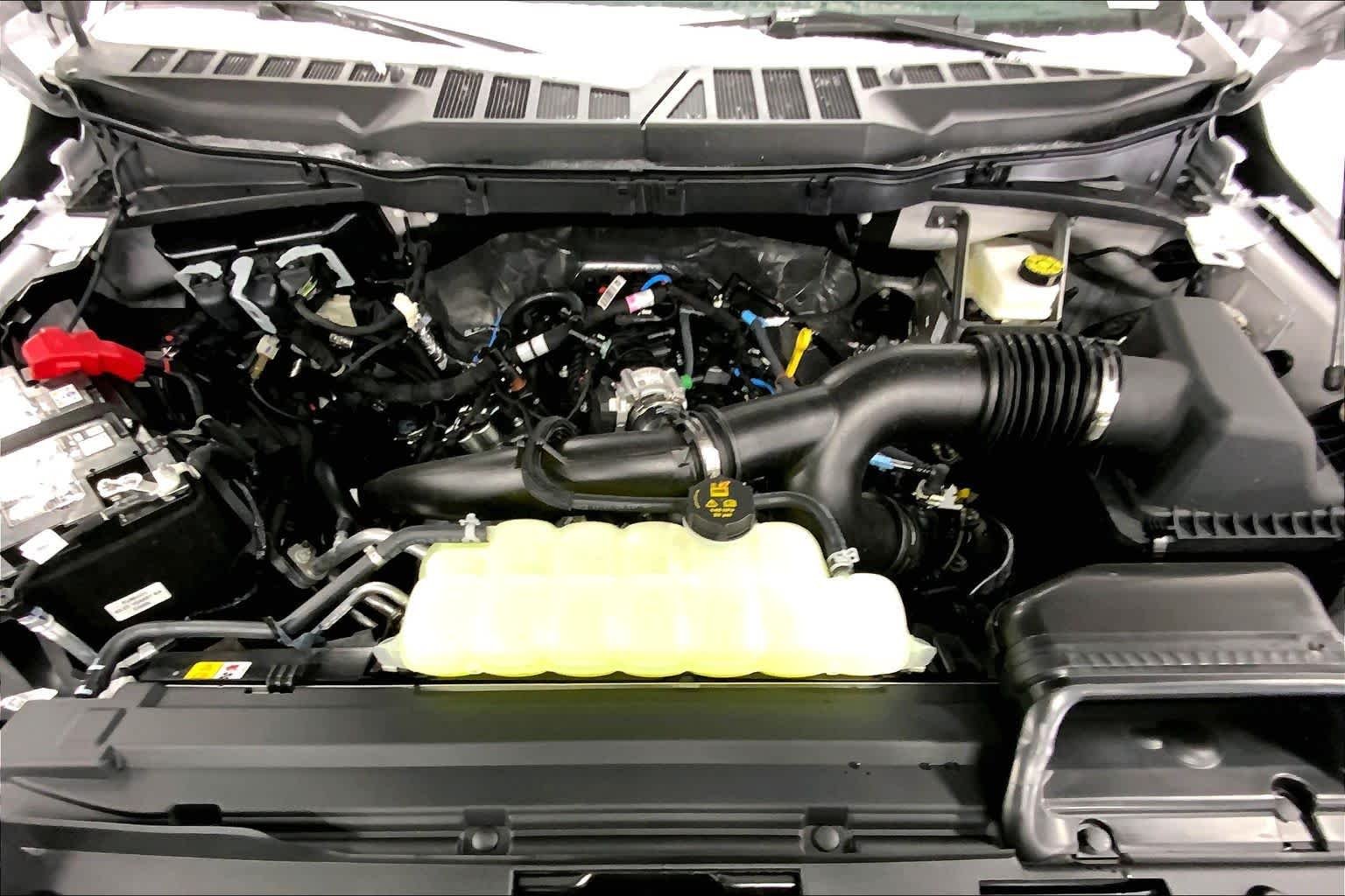 New 2026 Oxford White Ford XLT image 15
