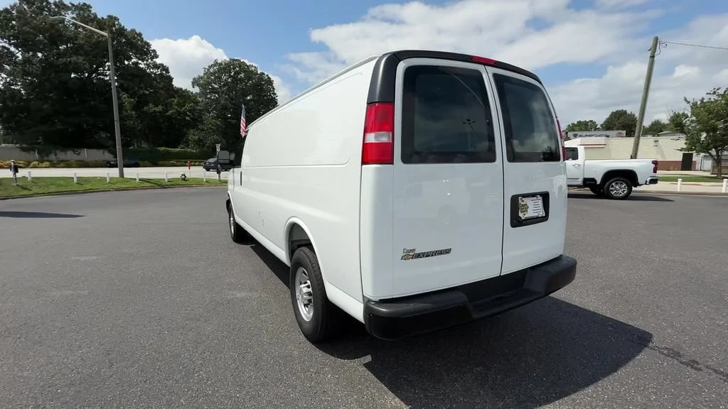 New 2026 Summit White Chevrolet WT image 5